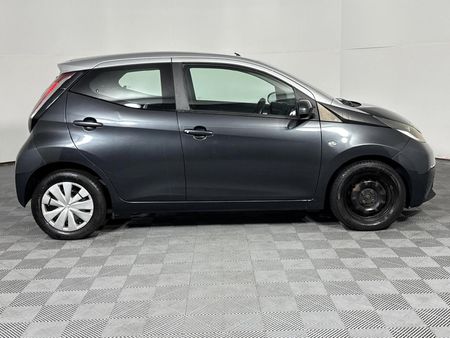 2016-Toyota-Aygo-10-X-Play-5-dr_13
