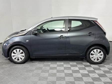 2016-Toyota-Aygo-10-X-Play-5-dr_15