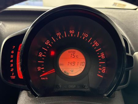 2016-Toyota-Aygo-10-X-Play-5-dr_2