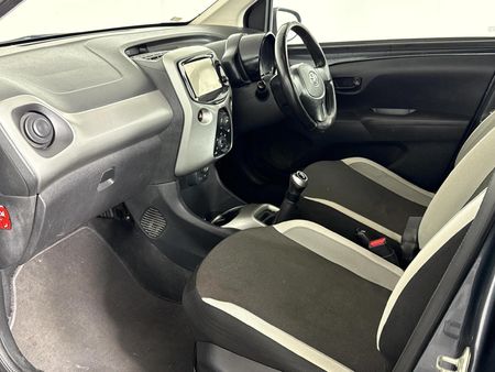2016-Toyota-Aygo-10-X-Play-5-dr_7