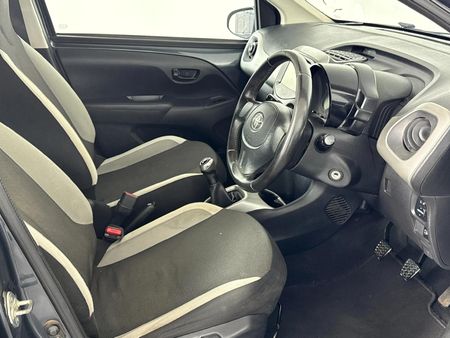 2016-Toyota-Aygo-10-X-Play-5-dr_8