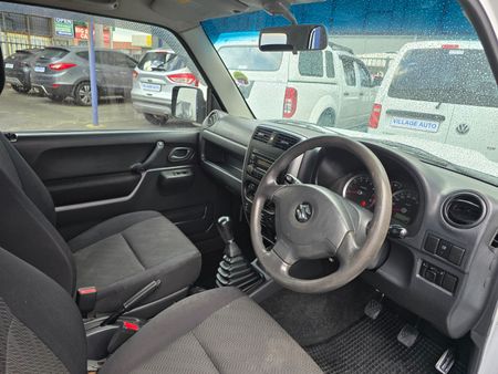 2014-Suzuki-Jimny-13_5