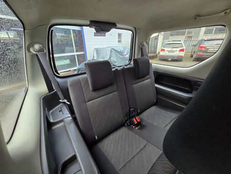 2014-Suzuki-Jimny-13_6