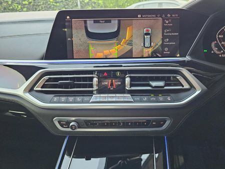 2021-BMW-X7-M50i_9
