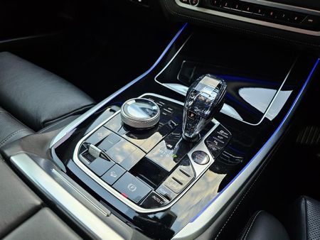 2021-BMW-X7-M50i_10