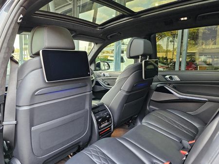 2021-BMW-X7-M50i_11