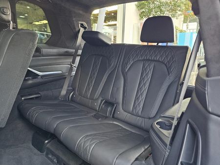 2021-BMW-X7-M50i_12