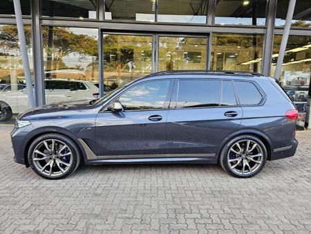 2021-BMW-X7-M50i_2