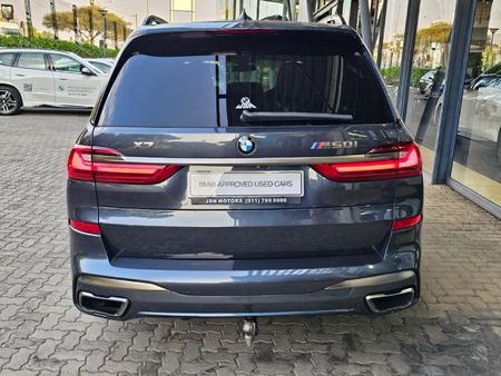 2021-BMW-X7-M50i_3