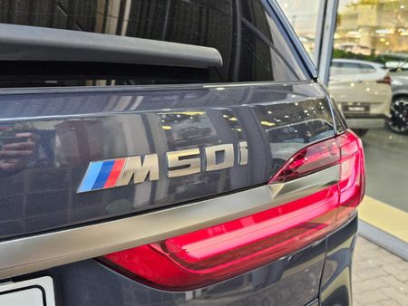 2021-BMW-X7-M50i_4