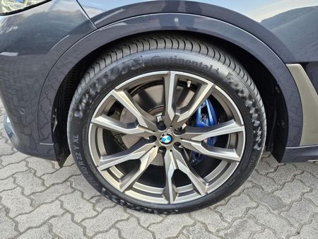2021-BMW-X7-M50i_5