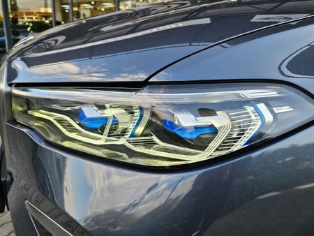 2021-BMW-X7-M50i_6
