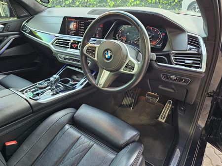 2021-BMW-X7-M50i_7