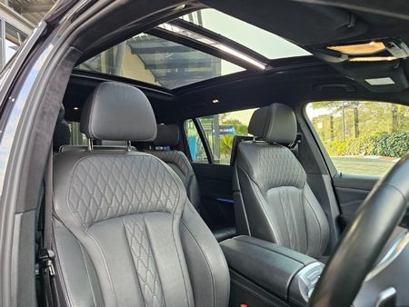 2021-BMW-X7-M50i_8