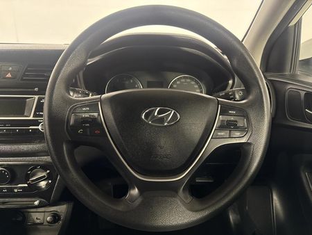 2018-Hyundai-i20-12-Motion_11