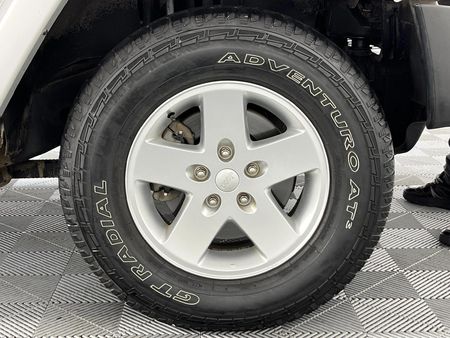2012-Jeep-Wrangler-36-V6-Sahara-2-dr-Auto_4