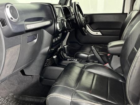 2012-Jeep-Wrangler-36-V6-Sahara-2-dr-Auto_7