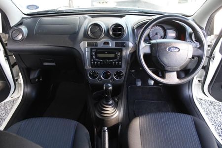 2012-Ford-Figo-14-TDCi-Ambiente_12