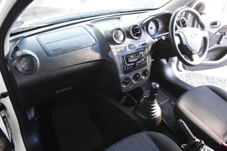 2012-Ford-Figo-14-TDCi-Ambiente_13