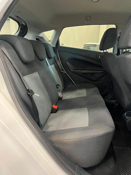 2012-Ford-Fiesta-14i-Ambiente-5-dr_10