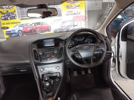 2017-Ford-Focus-15-EcoBoost-Trend-5-dr_5