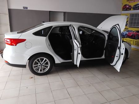 2017-Ford-Focus-15-EcoBoost-Trend-5-dr_7