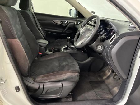 2015-Nissan-X-Trail-20-XE_9