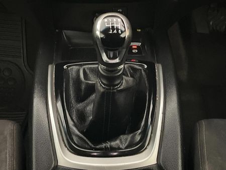 2015-Nissan-X-Trail-20-XE_10