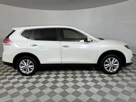 2015-Nissan-X-Trail-20-XE_16