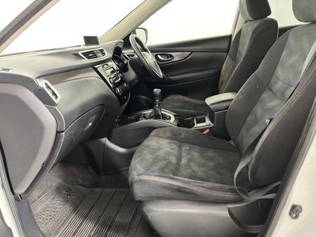 2015-Nissan-X-Trail-20-XE_8