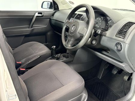 2014-Volkswagen-Polo-Vivo-16-Trendline_9