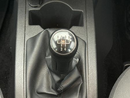 2014-Volkswagen-Polo-Vivo-16-Trendline_10