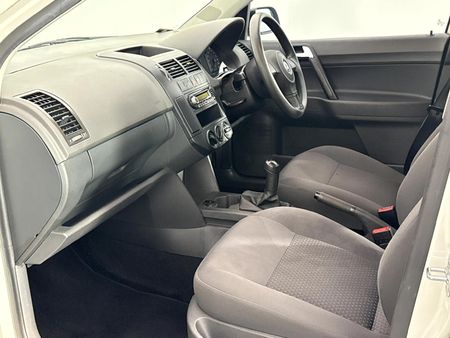 2014-Volkswagen-Polo-Vivo-16-Trendline_8