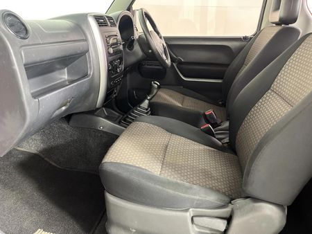 2012-Suzuki-Jimny-13_4