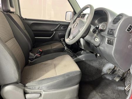 2012-Suzuki-Jimny-13_5