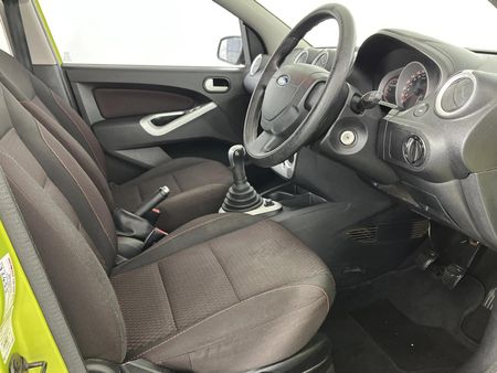 2010-Ford-Figo-14-Trend_9