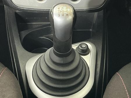 2010-Ford-Figo-14-Trend_10