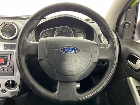 2010-Ford-Figo-14-Trend_12