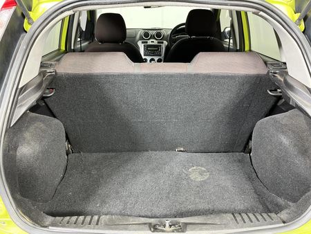 2010-Ford-Figo-14-Trend_13