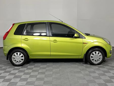 2010-Ford-Figo-14-Trend_16