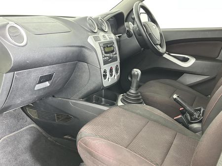 2010-Ford-Figo-14-Trend_8