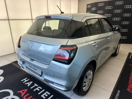 2025-Suzuki-Swift-12-GL_3