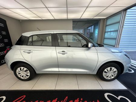 2025-Suzuki-Swift-12-GL_4