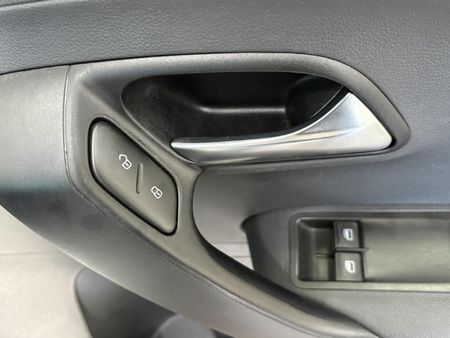 2025-Volkswagen-Polo-Vivo-16-Life_8