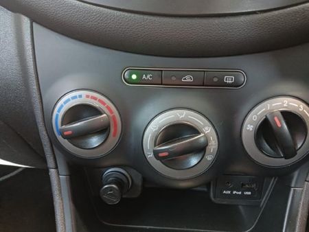 2013-Hyundai-i10-125-GLS-Fluid_22