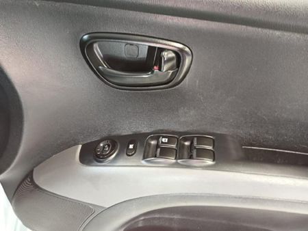 2013-Hyundai-i10-125-GLS-Fluid_23