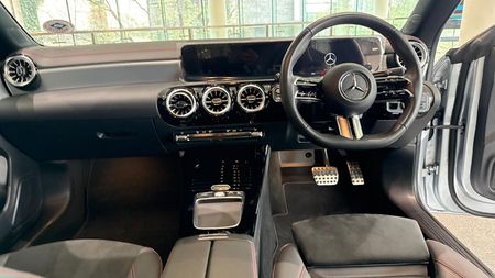 2025-Mercedes-Benz-CLA-200-Progressive_10