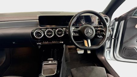 2025-Mercedes-Benz-CLA-200-Progressive_11