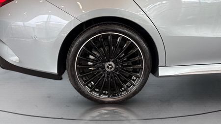 2025-Mercedes-Benz-CLA-200-Progressive_8