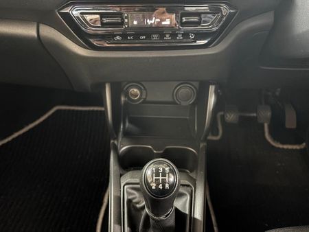 2025-Suzuki-Swift-12-GL_10